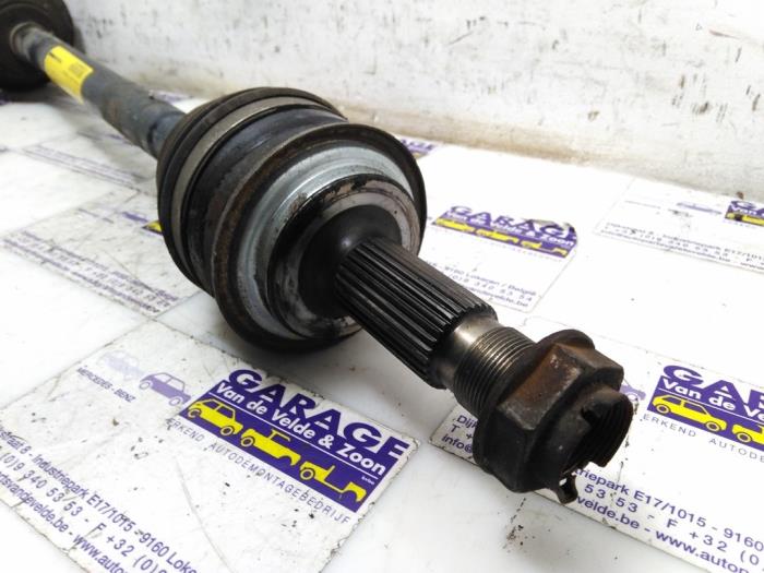 Homokineet achter Mercedes Viano