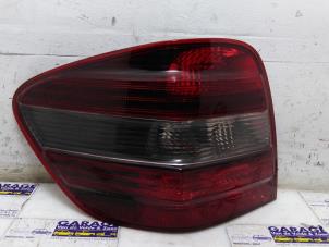 Gebruikte Achterlicht links Mercedes ML II (164/4JG) 3.0 ML-320 CDI 4-Matic V6 24V Prijs € 60,50 Inclusief btw aangeboden door Autoparts Van De Velde