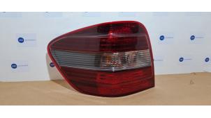 Gebruikte Achterlicht links Mercedes ML II (164/4JG) 3.0 ML-320 CDI 4-Matic V6 24V Prijs € 60,50 Inclusief btw aangeboden door Autoparts Van De Velde