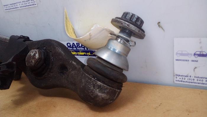 Wahacz zawieszenia dolny lewy przód Mercedes C-Klasse