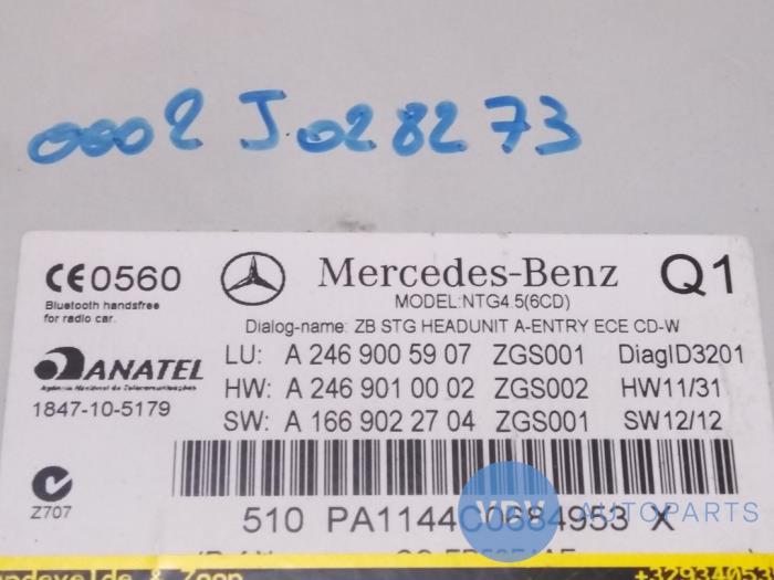 Radio van een Mercedes-Benz A (W176) 1.6 A-180 16V 2013