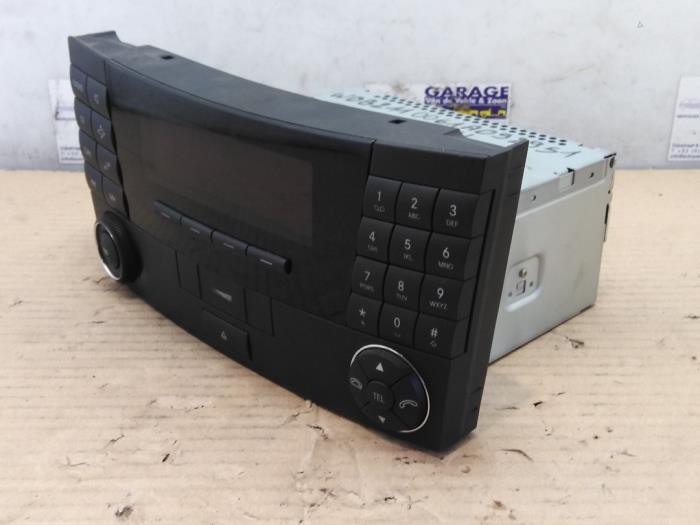 Radio van een Mercedes-Benz E (W211) 2.2 E-220 CDI 16V 2002