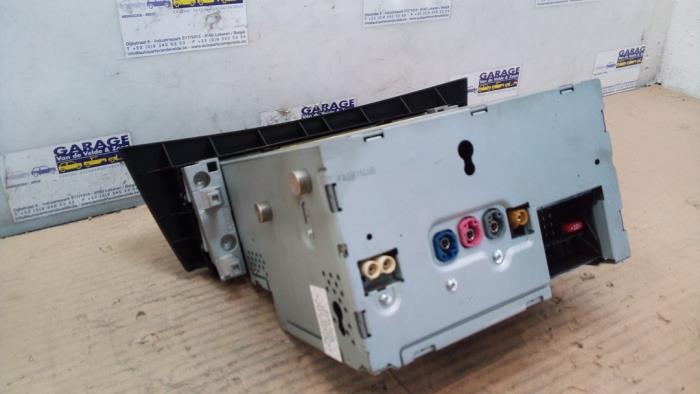 Radio van een Mercedes-Benz C (W204) 2.2 C-200 CDI 16V BlueEFFICIENCY 2011