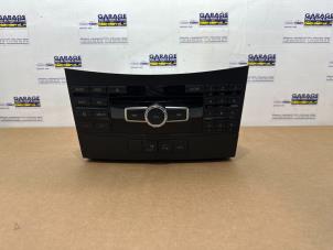 Gebruikte Radio Mercedes E (W212) E-200 CDI 16V BlueEfficiency,BlueTEC Prijs € 121,00 Inclusief btw aangeboden door Autoparts Van De Velde