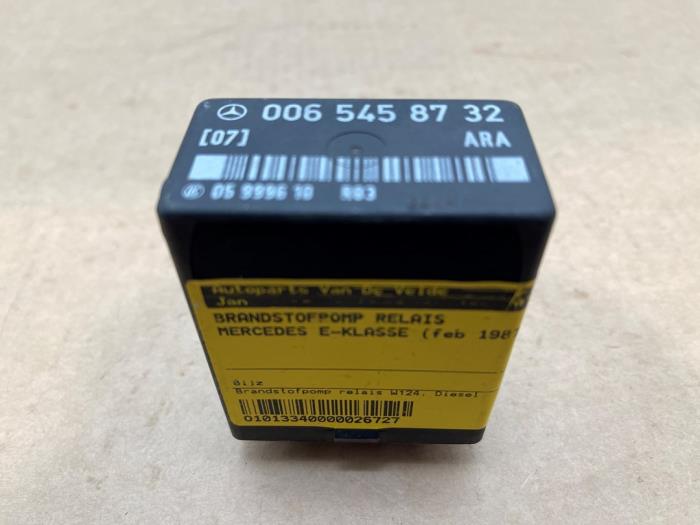 Fuel pump relay Mercedes E-Klasse