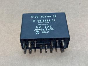 Gebruikte Richtingaanwijzer relais Mercedes 190 (W201) 2.0 E Kat. Prijs € 78,65 Inclusief btw aangeboden door Autoparts Van De Velde