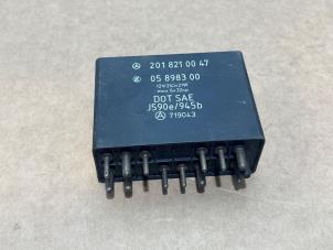 Gebruikte Richtingaanwijzer relais Mercedes 190 (W201) 2.0 E Kat. Prijs € 78,65 Inclusief btw aangeboden door Autoparts Van De Velde