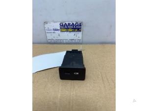 Gebruikte USB stekker Mercedes GLC (X253) 2.0 300 16V 4-Matic Prijs € 12,10 Inclusief btw aangeboden door Autoparts Van De Velde