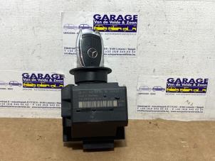 Kontaktslot + computer van een Mercedes-Benz E (W211) 2.2 E-220 CDI 16V 2005