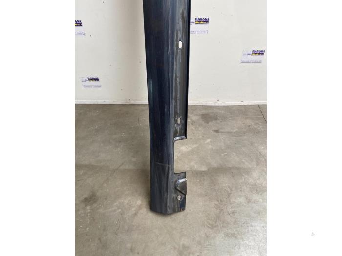 Dorpel links Mercedes E-Klasse