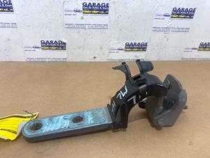 Gebruikte Achterklep Scharnier Mercedes ML III (166) 4.7 ML-500 BlueDirect 32V 4-Matic Prijs € 18,15 Inclusief btw aangeboden door Autoparts Van De Velde