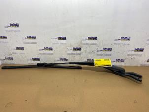 Gebruikte Ruitenwisserarm voor Mercedes C Estate (S204) 2.2 C-200 CDI 16V BlueEFFICIENCY Prijs € 36,30 Inclusief btw aangeboden door Autoparts Van De Velde