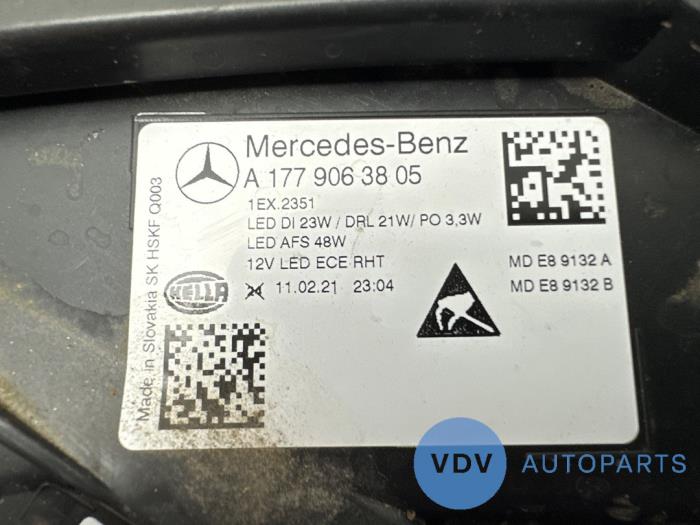 Koplamp rechts van een Mercedes-Benz A (177.0) 1.5 A-180d 2019