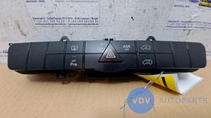 Gebruikte Paniekverlichtings Schakelaar Mercedes Sprinter 3,5t (906.63) 311 CDI 16V Prijs € 30,25 Inclusief btw aangeboden door Autoparts Van De Velde