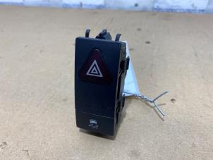 Gebruikte Schakelaar Paniekverlichting Mercedes E (W212) E-200 CGI 16V BlueEfficiency Prijs € 12,10 Inclusief btw aangeboden door Autoparts Van De Velde