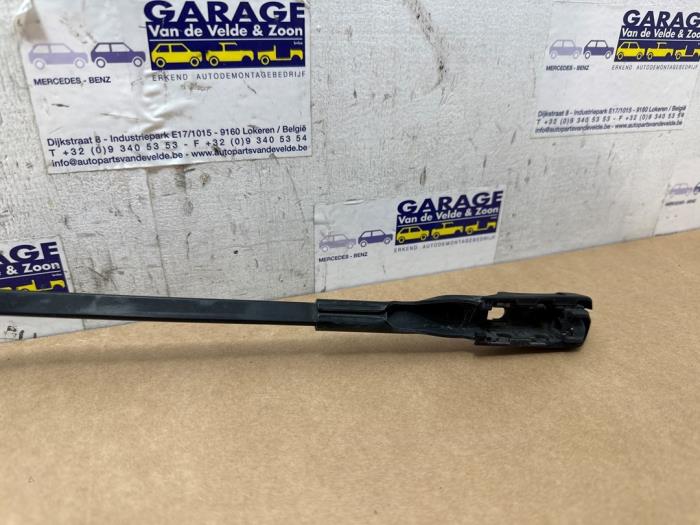 Ramie wycieraczki przedniej Mercedes Vito