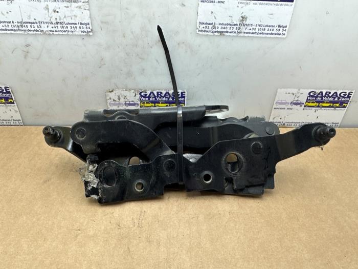 Zawias pokrywy silnika Mercedes C-Klasse