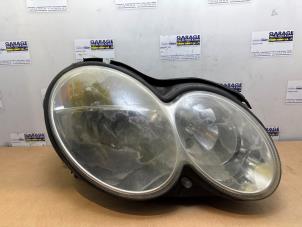 Gebruikte Rechter Koplamp Mercedes CLK (C209) 2.2 220 CDI 16V Prijs € 151,25 Inclusief btw aangeboden door Autoparts Van De Velde