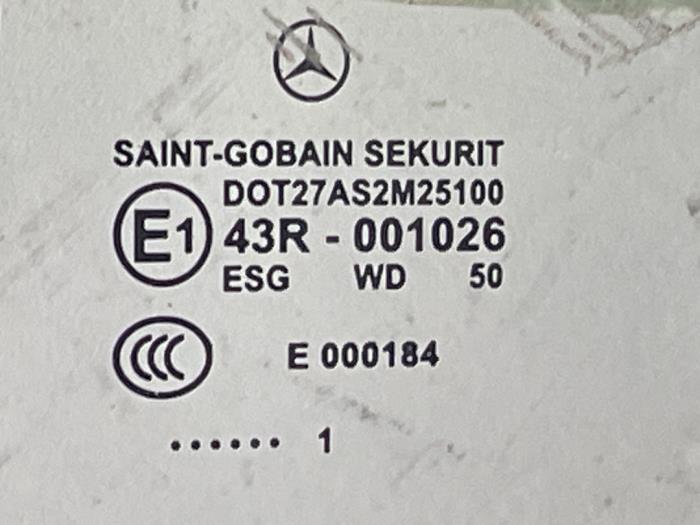 Dodatkowa szyba lewa tylna wersja 4-drzwiowa Mercedes CLS-Klasse