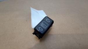 Gebruikte Ruit schakelaar elektrisch Mercedes E (W124) 2.0 200 Prijs € 18,15 Inclusief btw aangeboden door Autoparts Van De Velde