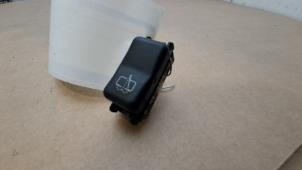 Gebruikte Schakelaar Mercedes E (W124) 2.0 200 Prijs € 18,15 Inclusief btw aangeboden door Autoparts Van De Velde