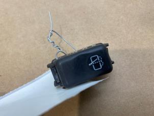 Gebruikte Schakelaar Mercedes E (W124) 2.0 200 Prijs € 18,15 Inclusief btw aangeboden door Autoparts Van De Velde