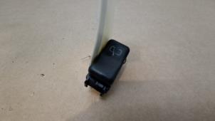 Gebruikte Schakelaar Mercedes E (W124) 2.0 200 Prijs € 18,15 Inclusief btw aangeboden door Autoparts Van De Velde
