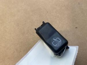 Gebruikte Schakelaar Mercedes E (W124) 2.0 200 Prijs € 18,15 Inclusief btw aangeboden door Autoparts Van De Velde