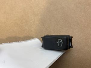 Gebruikte Schakelaar Mercedes E (W124) 2.0 200 Prijs € 18,15 Inclusief btw aangeboden door Autoparts Van De Velde