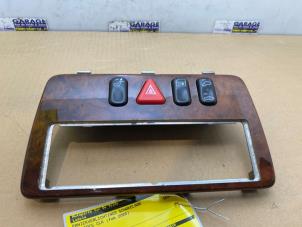 Gebruikte Alarmlicht Schakelaar Mercedes CLK (R208) 2.3 230K 16V Prijs € 36,30 Inclusief btw aangeboden door Autoparts Van De Velde