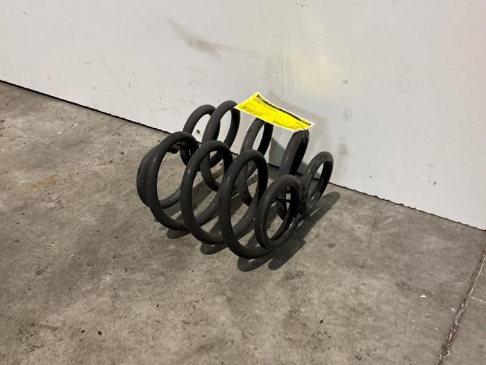 Muelle helicoidal detrás Mercedes CLA