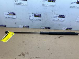 Gebruikte Amortisseur Motorkap rechts Mercedes ML II (164/4JG) 3.0 ML-320 CDI 4-Matic V6 24V Prijs € 12,10 Inclusief btw aangeboden door Autoparts Van De Velde