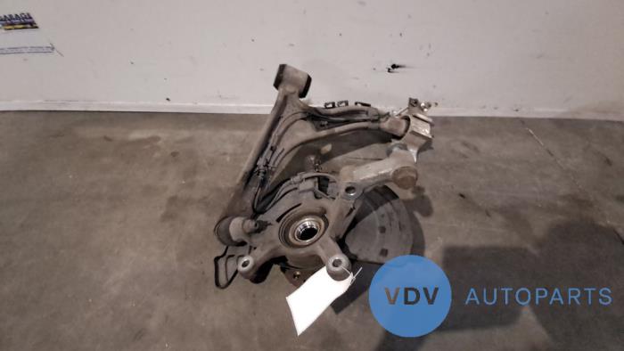 Asschenkel links-voor van een Mercedes-Benz CLA Shooting Brake (117.9) 1.6 CLA-180 16V 2015