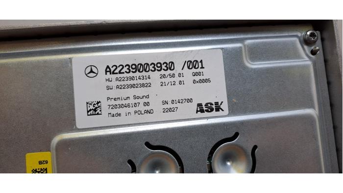 Radio versterker van een Mercedes-Benz S Lang (V223) 3.0 S-580e 24V 4-Matic 2022