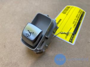 Gebruikte Schakelaar Achteruitverwarming Mercedes C (W205) C-180 1.6 16V Prijs € 18,15 Inclusief btw aangeboden door Autoparts Van De Velde