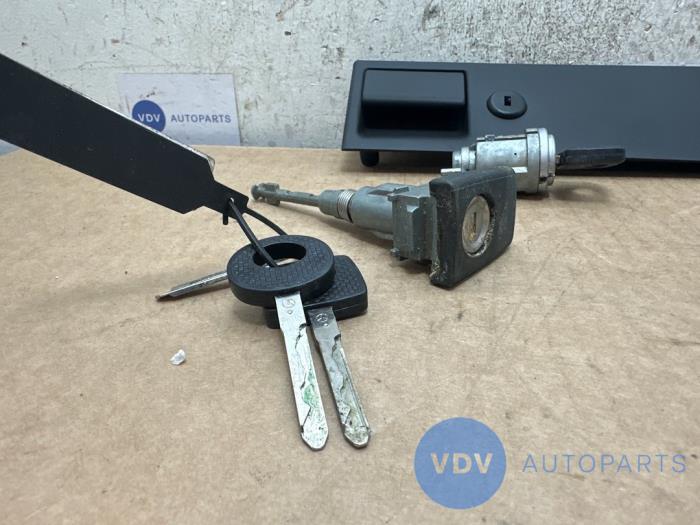 Zestaw zamków Mercedes 190E/D