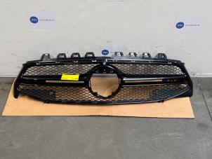 Gebruikte Grille Mercedes CLA (118.3) 1.3 CLA-200 Turbo 16V Mild Hybrid Prijs € 211,75 Inclusief btw aangeboden door Autoparts Van De Velde