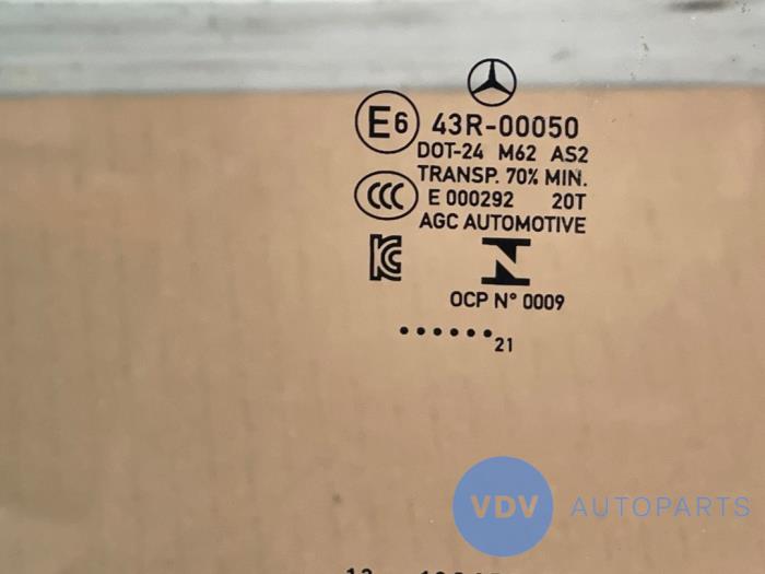 Szyba drzwi lewych przednich wersja 4-drzwiowa Mercedes CLA