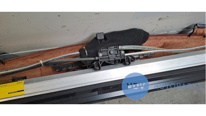 Rolgordijn achter Mercedes S-Klasse