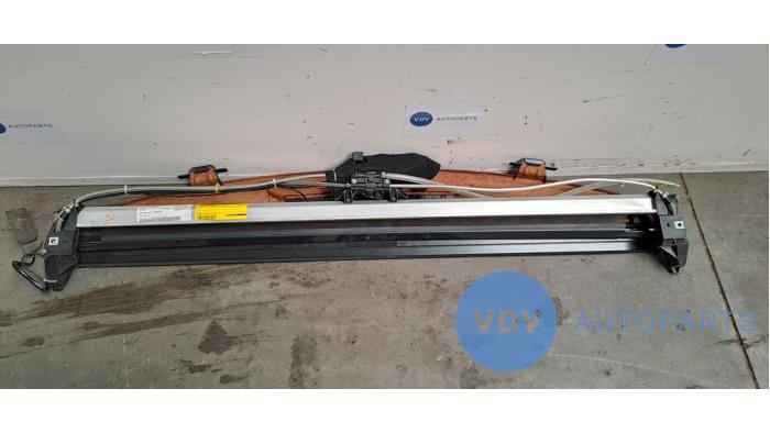 Rolgordijn achter Mercedes S-Klasse