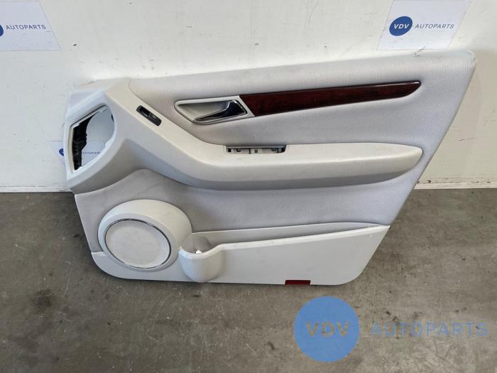 Tapicerka drzwi prawych przednich wersja 4-drzwiowa Mercedes A-Klasse