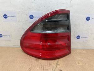 Gebruikte Achterlicht links Mercedes E Combi (S210) 2.2 E-200 CDI 16V Prijs € 60,50 Inclusief btw aangeboden door Autoparts Van De Velde