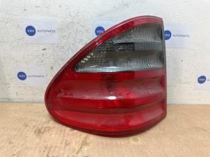Gebruikte Achterlicht links Mercedes E Combi (S210) 2.2 E-200 CDI 16V Prijs € 60,50 Inclusief btw aangeboden door Autoparts Van De Velde