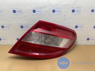 Gebruikte Achterlicht rechts Mercedes C (W204) 2.2 C-200 CDI 16V Prijs € 60,50 Inclusief btw aangeboden door Autoparts Van De Velde