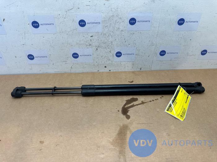 Set of bonnet gas struts