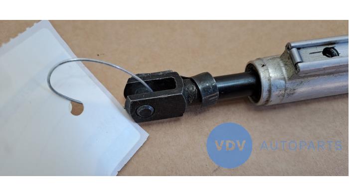 Zawieszenie pompy (Hydr.) Mercedes CLK