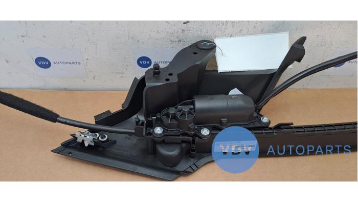 Rolka prowadzaca pokrowca lewa Mercedes E-Klasse