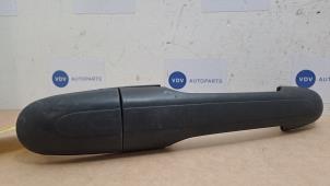 Gebruikte Portiergreep 2Deurs rechts Mercedes Vito (639.7) 2.2 113 CDI 16V 4x4 Euro 5 Prijs € 36,30 Inclusief btw aangeboden door Autoparts Van De Velde