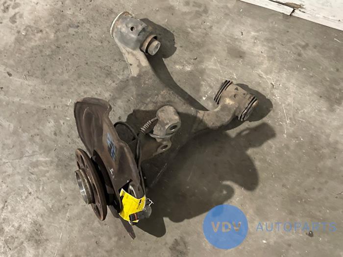 Fusee links-voor Mercedes B-Klasse