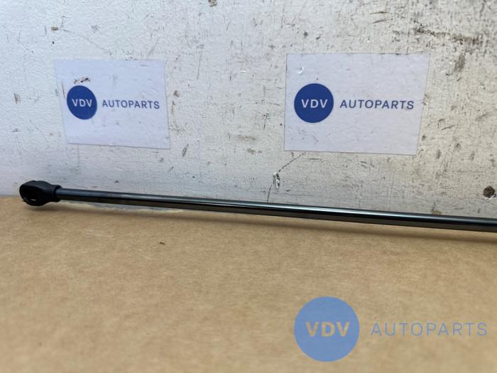 Amortyzator gazowy pokrywy silnika lewy Mercedes CLA